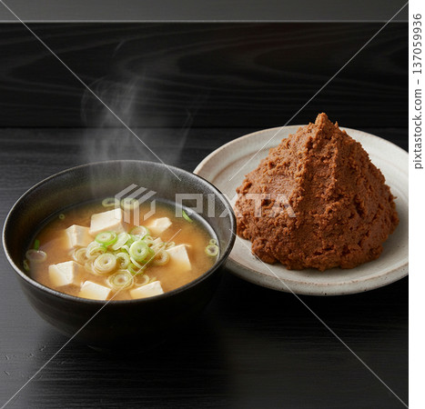 味噌湯和生味噌 137059936