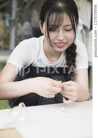 一位年輕女子在市場舉辦工作坊。 一位年輕女子在市場舉辦工作坊。 137059956