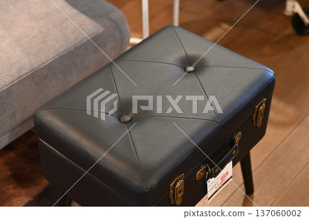 Antique trunk style stool Antique trunk style stool 137060002