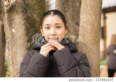 吃紅薯的女孩 137060125