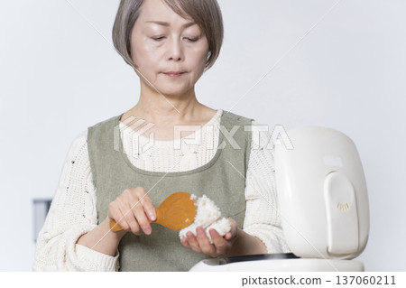 廚房裡做菜團的老年婦女 廚房裡做菜團的老年婦女 137060211