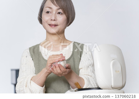 廚房裡做菜團的老年婦女 137060218