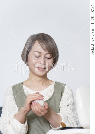 廚房裡做菜團的老年婦女 廚房裡做菜團的老年婦女 137060234