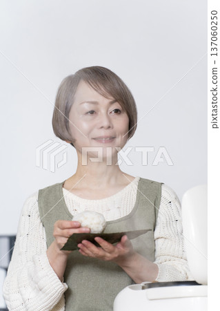 廚房裡做菜團的老年婦女 137060250
