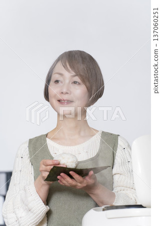 廚房裡做菜團的老年婦女 137060251