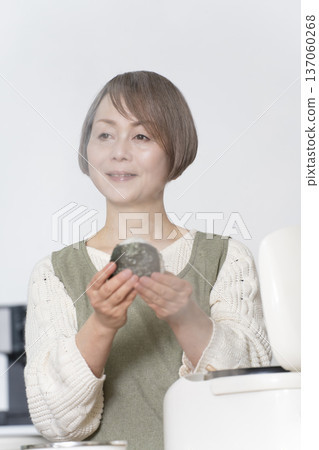 廚房裡做菜團的老年婦女 137060268