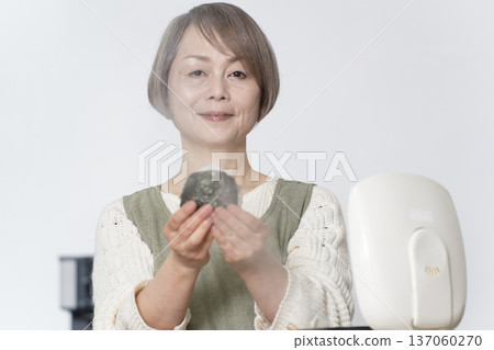 廚房裡做菜團的老年婦女 137060270