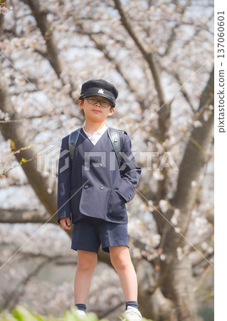 Elementary school student, school route, boy Elementary school student, school route, boy 137060601