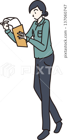 身穿工作服（綠色制服）的女性插圖 137060747