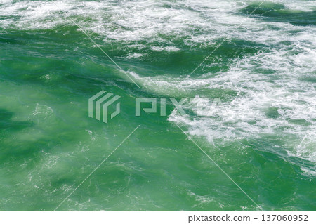 Turquoise ocean waves close up Turquoise ocean waves close up 137060952