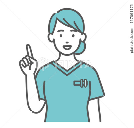身穿手術服的女醫護人員正在指著東西講解（上身） 137061173