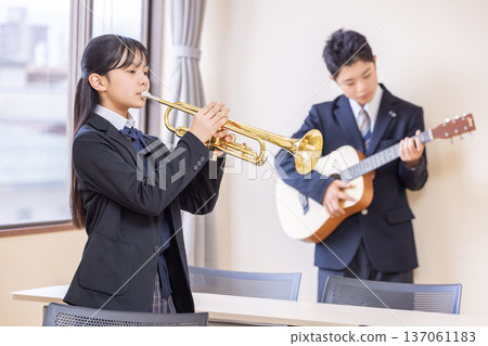 學生演奏樂器 學生演奏樂器 137061183