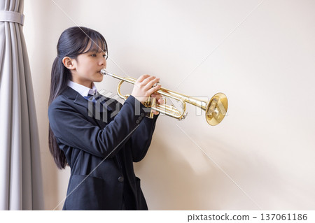 Female student playing the trumpet 137061186