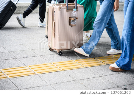 Traveler's feet and suitcase ■Photography cooperation: Kansai International Airport (KIX) Traveler's feet and suitcase ■Photography cooperation: Kansai International Airport (KIX) 137061263