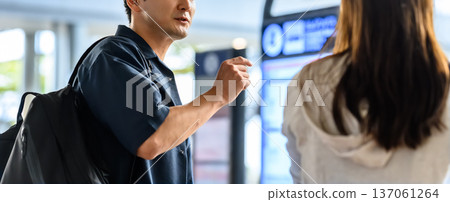 Two people checking information at the station ■Photography cooperation: Kansai International Airport (KIX) 137061264