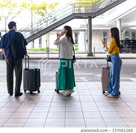 Travelers waiting at the station ■Photography cooperation: Kansai International Airport (KIX) Travelers waiting at the station ■Photography cooperation: Kansai International Airport (KIX) 137061268