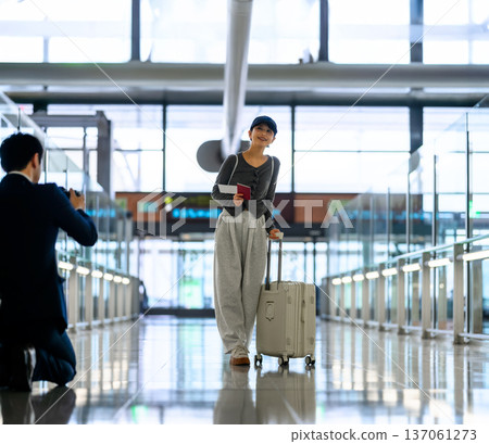 A couple taking photos at the airport ■Photography cooperation: Kansai International Airport (KIX) 137061273