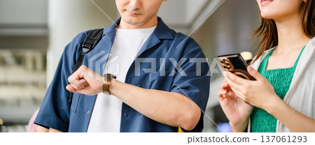 The two confirm the meeting time. ■Photography cooperation: Kansai International Airport (KIX) 137061293