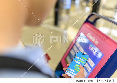 在機場使用智慧型手機 ■ 圖片由關西國際機場 (KIX) 提供 137061301