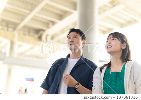 A traveling couple looks up. ■Photography courtesy of Kansai International Airport (KIX) A traveling couple looks up. ■Photography courtesy of Kansai International Airport (KIX) 137061310