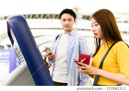 在機場使用自動售票機 ■攝影合作：關西國際機場（KIX） 137061312