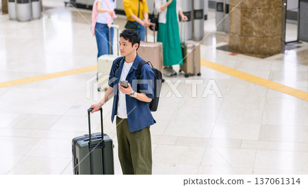 一名男子在車站候車。照片由關西國際機場(KIX)提供。 一名男子在車站候車。照片由關西國際機場(KIX)提供。 137061314