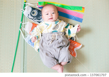 第一個兒童節——鯉魚彩帶和嬰兒——男孩們慶祝男孩節 137061707