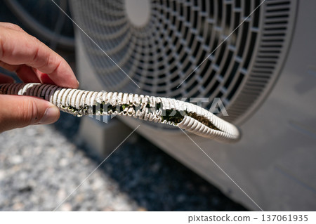 空調室外機的排水軟管破損了 空調室外機的排水軟管破損了 137061935