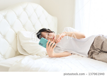 A woman looking at a smartphone with an uneasy look 137061940