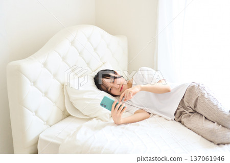 一個女人用不安的神情看著智能手機 137061946