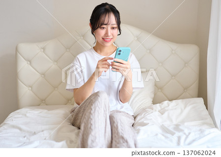 拿著智能手機的婦女 拿著智能手機的婦女 137062024