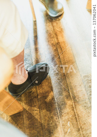 The right leg of an 85-year-old grandmother 137062041