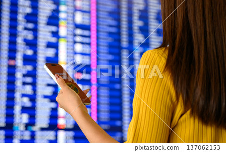 一名女子在機場查詢資料。照片由關西國際機場(KIX)提供。 一名女子在機場查詢資料。照片由關西國際機場(KIX)提供。 137062153