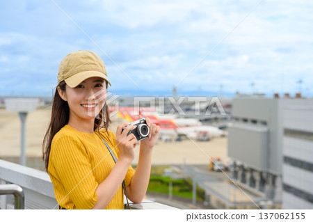 一名女子在機場手持相機。照片由關西國際機場（KIX）提供。 137062155