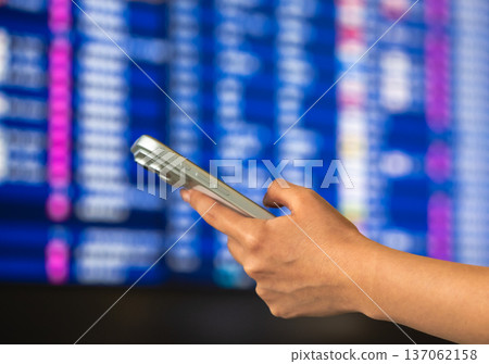 Check flight information on your smartphone ■ Photo courtesy of Kansai International Airport (KIX) Check flight information on your smartphone ■ Photo courtesy of Kansai International Airport (KIX) 137062158