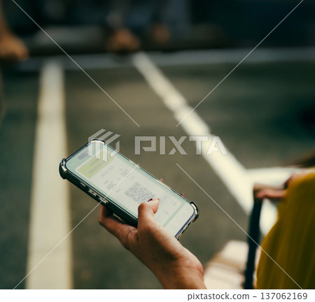 請在智慧型手機上查看您的登機證 ■ 圖片由關西國際機場 (KIX) 提供 137062169
