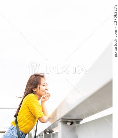 觀景台上一位面帶微笑的女士 ■照片由關西國際機場（KIX）提供 137062175