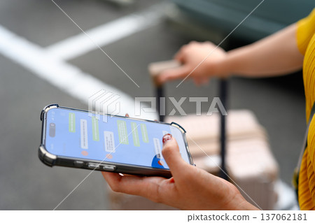 Using a smartphone while traveling ■ Photo courtesy of Kansai International Airport (KIX) 137062181