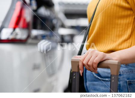 女子手提行李箱。照片由關西國際機場（KIX）提供。 137062182