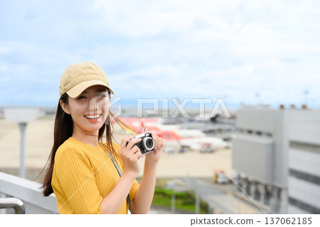 一位女士在機場拍照 ■攝影合作：關西國際機場（KIX） 137062185