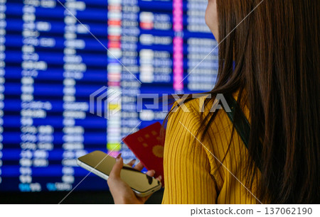 Checking the flight at the airport ■Filming cooperation: Kansai International Airport (KIX) Checking the flight at the airport ■Filming cooperation: Kansai International Airport (KIX) 137062190