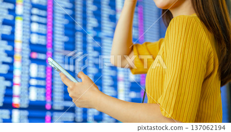 一名女子在機場查詢資料。照片由關西國際機場(KIX)提供。 一名女子在機場查詢資料。照片由關西國際機場(KIX)提供。 137062194