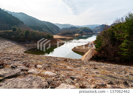 The water level continues to drop even when it rains. The lake surface seen from the entrance parking lot. 137062462