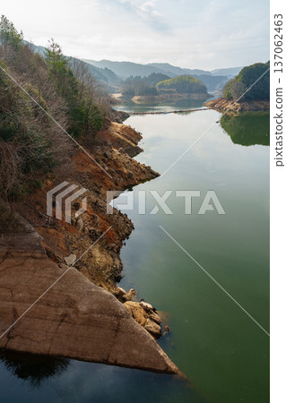 儘管下雨，納拉富梅水壩的水位仍在持續下降。湖岸線已變成一片山谷。 137062463