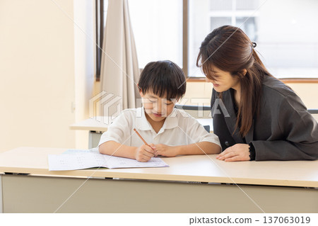 小學生學習和補習班老師 小學生學習和補習班老師 137063019