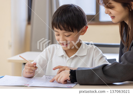 小學生學習和補習班老師 137063021
