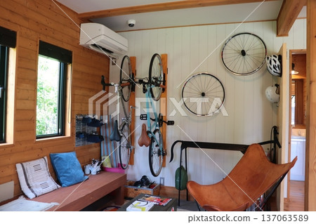 木屋內的自行車展示 137063589