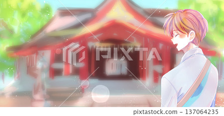 初夏時節，一位面帶微笑的男子，背景是一座模糊的神社。 137064235