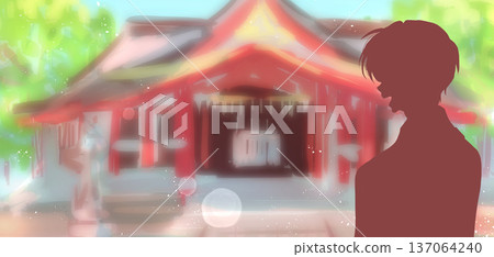 微笑的男人，背景是模糊的神社，初夏的剪影 137064240