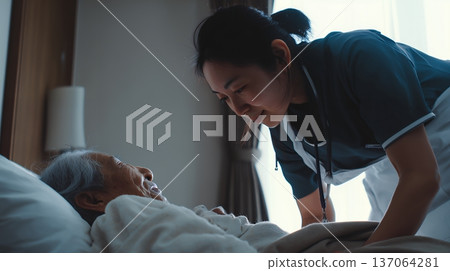幫助老人在床上的女性護理人員 137064281